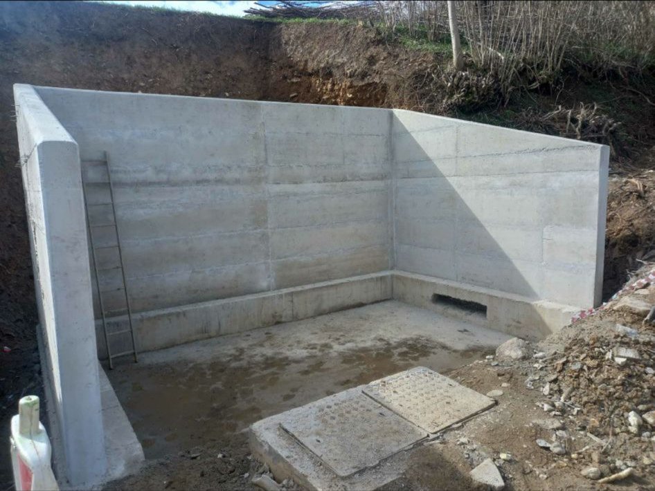 Retaining wall formwork and finished concrete walls